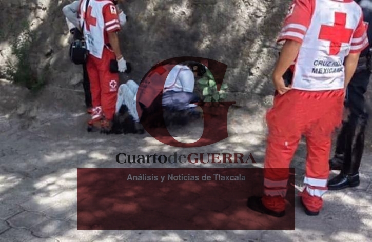 Enfiestada mujer resulta lesionada al caer de una barda, en Totolac